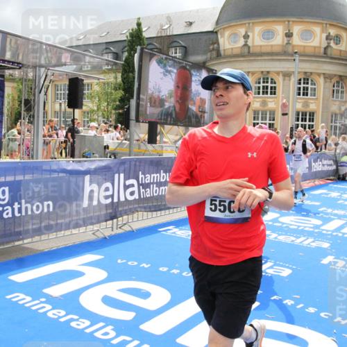 29.06.2025 - hella hamburg halbmarathon Michael Strokosch http://msf.ph/oto/8478290 29.06.2025 10:40:15 Ziel 3547, 4381, 5007, 5409, 5410, 5508, 5803, 5916, 7495, 8465, 8933, 10968, 11731, 12704, 13667, 14699, 18614, 18979 meine-sportfotos.de