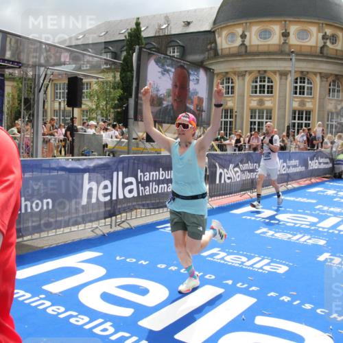 29.06.2025 - hella hamburg halbmarathon Michael Strokosch http://msf.ph/oto/8478304 29.06.2025 10:40:15 Ziel 3547, 4381, 5007, 5409, 5410, 5508, 5803, 5916, 7495, 8465, 8933, 10968, 11731, 12704, 13667, 14699, 18614, 18979 meine-sportfotos.de