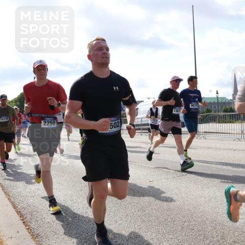 29.06.2025 - hella hamburg halbmarathon Lena Gebhardt http://msf.ph/oto/8478338 29.06.2025 09:56:01 Lombardsbrücke 16738, 2250, 502, 13672, 9074, 1061, 1120, 1143, 1151, 1216, 1257, 1267, 1461, 1499, 1502, 1507, 1630, 1689, 2083, 2250, 2260, 2284, 2504, 2706, 2708, 2718, 2818, 2864, 2884, 3060, 3087, 3213, 3399, 3543, 3654, 3692, 3945, 3985, 4033, 4088, 4127, 4324, 4345, 4346, 4557, 4601, 4847, 4890, 4938, 5116, 5421, 5459, 5607, 6009, 6054, 6115, 6134, 6168, 6421, 6481, 6691, 6994, 7056, 7100, 7178, 7224, 7269, 7332, 7943, 8335, 8514, 8989, 10596 meine-sportfotos.de