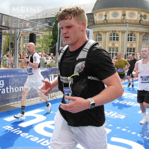 29.06.2025 - hella hamburg halbmarathon Michael Strokosch http://msf.ph/oto/8478351 29.06.2025 10:40:16 Ziel 3547, 4381, 5007, 5409, 5410, 5508, 5803, 5916, 7495, 8465, 10968, 11731, 12704, 13667, 14699, 18614, 18979 meine-sportfotos.de