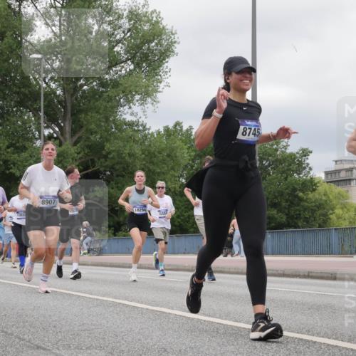 29.06.2025 - hella hamburg halbmarathon Luisa Fischer http://msf.ph/oto/8478383 29.06.2025 10:48:30 Kennedybrücke 12793, 17372, 1066, 8907, 328, 18294, 6888, 8745, 4002, 1024, 1798, 3570, 4275, 4337, 4388, 6841, 6888, 8745, 8907, 10668 meine-sportfotos.de