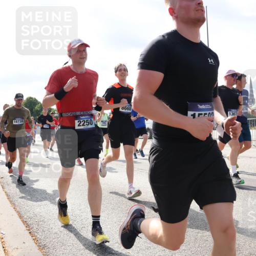 29.06.2025 - hella hamburg halbmarathon Lena Gebhardt http://msf.ph/oto/8478395 29.06.2025 09:56:01 Lombardsbrücke 1257, 16738, 13758, 2250, 188, 8668, 074, 13672, 1061, 1120, 1143, 1151, 1216, 1257, 1267, 1461, 1499, 1502, 1507, 1630, 1689, 2083, 2250, 2260, 2284, 2504, 2706, 2708, 2718, 2818, 2864, 2884, 3060, 3087, 3213, 3399, 3543, 3654, 3692, 3945, 3985, 4033, 4088, 4127, 4324, 4345, 4346, 4557, 4601, 4847, 4890, 4938, 5116, 5421, 5459, 5607, 6009, 6054, 6115, 6134, 6168, 6421, 6481, 6691, 6994, 7056, 7100, 7178, 7224, 7269, 7332, 7943, 8335, 8514, 8989, 10596 meine-sportfotos.de