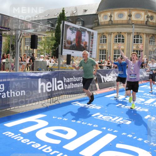 29.06.2025 - hella hamburg halbmarathon Michael Strokosch http://msf.ph/oto/8478449 29.06.2025 10:40:19 Ziel 3547, 4381, 5409, 5410, 5803, 8465, 10968, 11731, 12704, 13667, 14699, 18614, 18979 meine-sportfotos.de