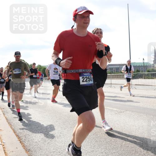 29.06.2025 - hella hamburg halbmarathon Lena Gebhardt http://msf.ph/oto/8478459 29.06.2025 09:56:02 Lombardsbrücke 16738, 1375, 2260, 2250, 1617, 1367, 1061, 1120, 1143, 1151, 1216, 1257, 1267, 1461, 1499, 1502, 1507, 1592, 1630, 1689, 2083, 2250, 2260, 2284, 2504, 2706, 2708, 2718, 2818, 2864, 2884, 3060, 3213, 3399, 3543, 3654, 3692, 3945, 3985, 4033, 4077, 4088, 4127, 4324, 4345, 4346, 4557, 4601, 4847, 4890, 5116, 5421, 5459, 5607, 6009, 6054, 6115, 6134, 6168, 6421, 6481, 6691, 6994, 7056, 7100, 7178, 7224, 7269, 7332, 7943, 8335, 8514, 8968, 8989, 9246, 9537, 10596 meine-sportfotos.de