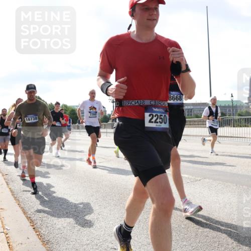 29.06.2025 - hella hamburg halbmarathon Lena Gebhardt http://msf.ph/oto/8478501 29.06.2025 09:56:02 Lombardsbrücke 1257, 45, 16738, 13758, 2260, 2250, 8668, 1617, 1061, 1120, 1143, 1151, 1216, 1257, 1267, 1461, 1499, 1502, 1507, 1592, 1630, 1689, 2083, 2250, 2260, 2284, 2504, 2706, 2708, 2718, 2818, 2864, 2884, 3060, 3213, 3399, 3543, 3654, 3692, 3945, 3985, 4033, 4077, 4088, 4127, 4324, 4345, 4346, 4557, 4601, 4847, 4890, 5116, 5421, 5459, 5607, 6009, 6054, 6115, 6134, 6168, 6421, 6481, 6691, 6994, 7056, 7100, 7178, 7224, 7269, 7332, 7943, 8335, 8514, 8968, 8989, 9246, 9537, 10596 meine-sportfotos.de