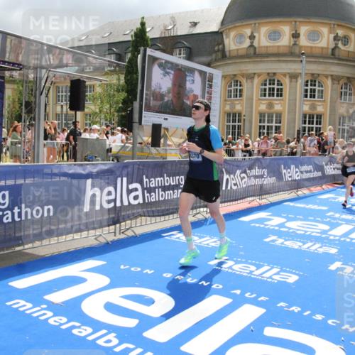 29.06.2025 - hella hamburg halbmarathon Michael Strokosch http://msf.ph/oto/8478571 29.06.2025 10:40:27 Ziel 6649, 8370, 14924, 15247, 17245, 17916 meine-sportfotos.de