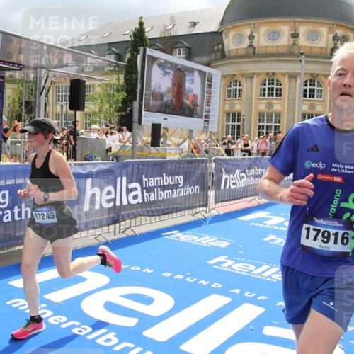 29.06.2025 - hella hamburg halbmarathon Michael Strokosch http://msf.ph/oto/8478634 29.06.2025 10:40:30 Ziel 6649, 7284, 8370, 8966, 10978, 12540, 14924, 15247, 17214, 17245, 17916 meine-sportfotos.de