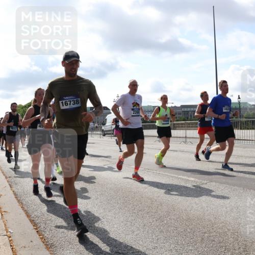 29.06.2025 - hella hamburg halbmarathon Lena Gebhardt http://msf.ph/oto/8478669 29.06.2025 09:56:02 Lombardsbrücke 257, 45, 16738, 2260, 14628, 7332, 1617, 18869, 1061, 1120, 1143, 1151, 1216, 1257, 1267, 1461, 1499, 1502, 1507, 1592, 1630, 1689, 2083, 2250, 2260, 2284, 2504, 2706, 2708, 2718, 2818, 2864, 2884, 3060, 3213, 3399, 3543, 3654, 3692, 3945, 3985, 4033, 4077, 4088, 4127, 4324, 4345, 4346, 4557, 4601, 4847, 4890, 5116, 5421, 5459, 5607, 6009, 6054, 6115, 6134, 6168, 6421, 6481, 6691, 6994, 7056, 7100, 7178, 7224, 7269, 7332, 7943, 8335, 8514, 8968, 8989, 9246, 9537, 10596 meine-sportfotos.de