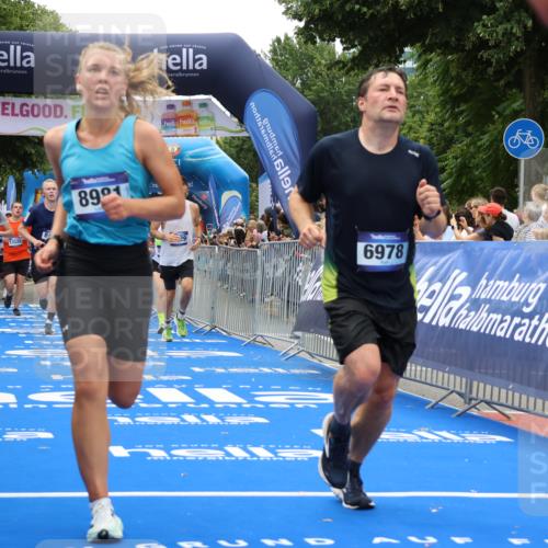 29.06.2025 - hella hamburg halbmarathon Strokosch-Dieckow http://msf.ph/oto/8478690 29.06.2025 10:46:28 Ziel 2222, 2842, 4237, 4497, 5459, 6421, 6978, 7335, 8482, 8981, 9232, 9386, 9529, 9786, 11185, 11773, 12171, 12651, 12891, 13525, 13698, 14045, 14228, 14482, 15133, 15157, 15206, 16127, 17281, 17461, 18211, 18637, 18882, 19209 meine-sportfotos.de