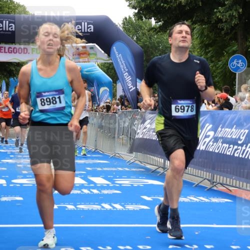 29.06.2025 - hella hamburg halbmarathon Strokosch-Dieckow http://msf.ph/oto/8478702 29.06.2025 10:46:28 Ziel 2222, 2842, 4237, 4497, 5459, 6421, 6978, 7335, 8482, 8981, 9232, 9386, 9529, 9786, 11185, 11773, 12171, 12651, 12891, 13525, 13698, 14045, 14228, 14482, 15133, 15157, 15206, 16127, 17281, 17461, 18211, 18637, 18882, 19209 meine-sportfotos.de