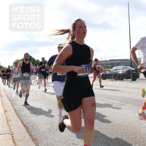 29.06.2025 - hella hamburg halbmarathon Lena Gebhardt http://msf.ph/oto/8478883 29.06.2025 09:56:03 Lombardsbrücke 19040, 1257, 057, 2260, 869, 1061, 1143, 1216, 1257, 1267, 1461, 1499, 1502, 1507, 1592, 1630, 1689, 2083, 2250, 2260, 2284, 2504, 2706, 2708, 2718, 2818, 2864, 2884, 3060, 3213, 3399, 3543, 3654, 3692, 3945, 3985, 4033, 4077, 4088, 4127, 4324, 4345, 4346, 4557, 4601, 4847, 4890, 5116, 5421, 5607, 6009, 6054, 6115, 6134, 6168, 6421, 6481, 6691, 6994, 7056, 7100, 7178, 7224, 7269, 7332, 7943, 8335, 8514, 8968, 8989, 9246, 9537, 10596 meine-sportfotos.de