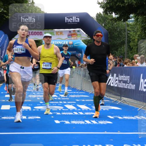 29.06.2025 - hella hamburg halbmarathon Strokosch-Dieckow http://msf.ph/oto/8478910 29.06.2025 10:45:53 Ziel 2189, 3477, 4277, 4345, 6290, 6532, 7385, 8269, 8577, 8871, 10792, 11821, 12084, 14462, 14911, 15149, 16624, 17008, 18185, 19116 meine-sportfotos.de