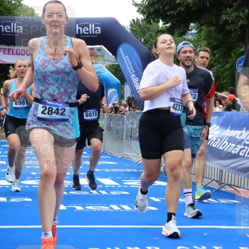 29.06.2025 - hella hamburg halbmarathon Strokosch-Dieckow http://msf.ph/oto/8478915 29.06.2025 10:46:27 Ziel 1600, 2222, 2842, 4237, 4497, 5459, 6421, 6978, 7335, 8142, 8482, 8981, 9232, 9386, 9529, 9786, 11185, 11773, 12171, 12651, 12891, 13525, 13698, 14045, 14228, 14482, 15157, 15206, 16127, 17281, 17461, 18211, 18637, 18882, 19209 meine-sportfotos.de