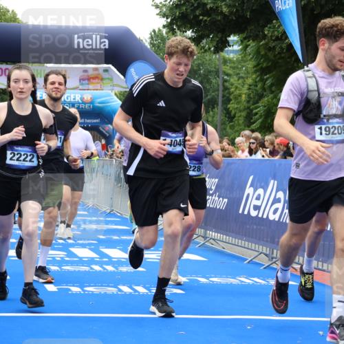 29.06.2025 - hella hamburg halbmarathon Strokosch-Dieckow http://msf.ph/oto/8478983 29.06.2025 10:46:25 Ziel 1600, 2222, 2842, 4237, 4497, 5459, 6421, 6691, 6978, 7335, 8142, 8482, 8981, 9232, 9386, 9529, 9786, 11185, 11773, 12171, 12651, 12891, 13698, 14045, 14200, 14228, 14262, 14482, 15157, 16127, 17281, 17461, 18118, 18211, 18637, 18882, 19209 meine-sportfotos.de