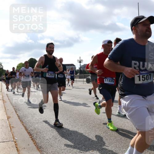 29.06.2025 - hella hamburg halbmarathon Lena Gebhardt http://msf.ph/oto/8479052 29.06.2025 09:56:04 Lombardsbrücke 19040, 1257, 3060, 11429, 1507, 1061, 1143, 1216, 1257, 1267, 1461, 1499, 1502, 1507, 1592, 1630, 1689, 2083, 2250, 2260, 2284, 2504, 2706, 2708, 2718, 2818, 2864, 2884, 3060, 3213, 3399, 3543, 3654, 3692, 3945, 4033, 4077, 4088, 4127, 4324, 4345, 4346, 4557, 4601, 4847, 4890, 5116, 5421, 5600, 5607, 6009, 6115, 6134, 6168, 6421, 6481, 6691, 6994, 7056, 7100, 7178, 7224, 7269, 7332, 7943, 8335, 8514, 8968, 8989, 9246, 9537, 10596 meine-sportfotos.de