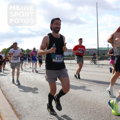 29.06.2025 - hella hamburg halbmarathon Lena Gebhardt http://msf.ph/oto/8479177 29.06.2025 09:56:04 Lombardsbrücke 19040, 1257, 19091, 153, 11429, 1061, 1143, 1216, 1257, 1267, 1461, 1499, 1502, 1507, 1592, 1630, 1689, 2083, 2250, 2260, 2284, 2504, 2706, 2708, 2718, 2818, 2864, 2884, 3060, 3213, 3399, 3543, 3654, 3692, 3945, 4033, 4077, 4088, 4127, 4324, 4345, 4346, 4557, 4601, 4847, 4890, 5116, 5421, 5600, 5607, 6009, 6115, 6134, 6168, 6421, 6481, 6691, 6994, 7056, 7100, 7178, 7224, 7269, 7332, 7943, 8335, 8514, 8968, 8989, 9246, 9537, 10596 meine-sportfotos.de