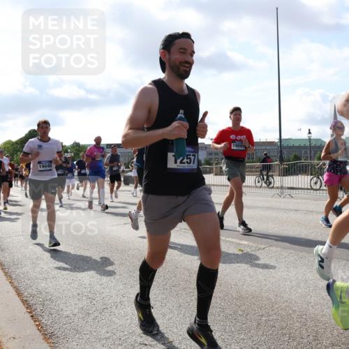 29.06.2025 - hella hamburg halbmarathon Lena Gebhardt http://msf.ph/oto/8479215 29.06.2025 09:56:05 Lombardsbrücke 19040, 1257, 19091, 15384, 11, 1061, 1143, 1216, 1257, 1267, 1452, 1461, 1499, 1502, 1507, 1592, 1630, 1689, 2083, 2250, 2260, 2284, 2504, 2708, 2718, 2818, 2864, 2884, 3060, 3399, 3543, 3654, 3692, 3945, 4033, 4077, 4088, 4127, 4324, 4345, 4346, 4557, 4601, 5116, 5421, 5482, 5600, 5607, 6009, 6115, 6134, 6168, 6481, 6691, 6994, 7056, 7100, 7178, 7224, 7269, 7332, 7583, 7943, 8335, 8514, 8968, 8989, 8996, 9246, 9537, 10596 meine-sportfotos.de