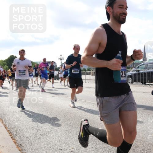 29.06.2025 - hella hamburg halbmarathon Lena Gebhardt http://msf.ph/oto/8479237 29.06.2025 09:56:05 Lombardsbrücke 115, 1250, 19040, 3060, 25, 1061, 1143, 1216, 1257, 1267, 1452, 1461, 1499, 1502, 1507, 1592, 1630, 1689, 2083, 2250, 2260, 2284, 2504, 2708, 2718, 2818, 2864, 2884, 3060, 3399, 3543, 3654, 3692, 3945, 4033, 4077, 4088, 4127, 4324, 4345, 4346, 4557, 4601, 5116, 5421, 5482, 5600, 5607, 6009, 6115, 6134, 6168, 6481, 6691, 6994, 7056, 7100, 7178, 7224, 7269, 7332, 7583, 7943, 8335, 8514, 8968, 8989, 8996, 9246, 9537, 10596 meine-sportfotos.de