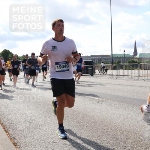 29.06.2025 - hella hamburg halbmarathon Lena Gebhardt http://msf.ph/oto/8479424 29.06.2025 09:56:06 Lombardsbrücke 1502, 11645, 1387, 17282, 19040, 17127, 3060, 1061, 1143, 1216, 1257, 1267, 1452, 1461, 1499, 1502, 1507, 1592, 1630, 1689, 2083, 2250, 2260, 2284, 2504, 2708, 2718, 2818, 2864, 2884, 3060, 3399, 3543, 3654, 3692, 3945, 4033, 4077, 4127, 4324, 4345, 4346, 4557, 4601, 5116, 5421, 5482, 5600, 5607, 6009, 6115, 6134, 6168, 6481, 6691, 6994, 7056, 7100, 7178, 7224, 7269, 7332, 7583, 7943, 8335, 8514, 8968, 8989, 8996, 9246, 9537, 10596 meine-sportfotos.de