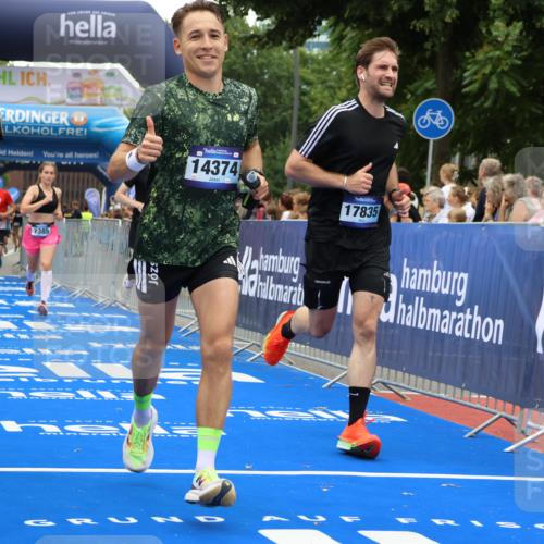 29.06.2025 - hella hamburg halbmarathon Strokosch-Dieckow http://msf.ph/oto/8479511 29.06.2025 10:45:46 Ziel 3477, 4345, 4854, 5047, 6071, 6290, 6711, 7385, 10792, 11821, 13975, 14374, 14911, 16617, 16624, 17332, 17835, 18185 meine-sportfotos.de