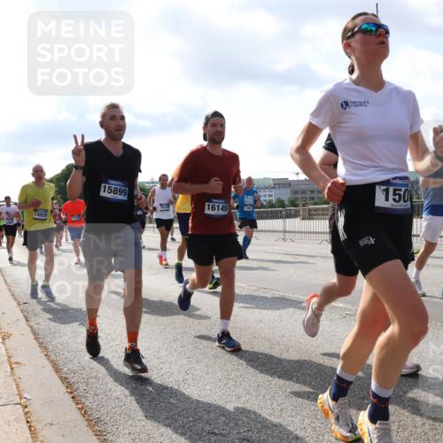 29.06.2025 - hella hamburg halbmarathon Lena Gebhardt http://msf.ph/oto/8480128 29.06.2025 09:56:08 Lombardsbrücke 14928, 15899, 150, 15714, 16149, 13812, 1381, 515, 1450, 1061, 1143, 1216, 1257, 1267, 1452, 1461, 1499, 1502, 1507, 1592, 1630, 1689, 2083, 2250, 2260, 2284, 2504, 2818, 2864, 2884, 3060, 3399, 3543, 3654, 3692, 3945, 4033, 4077, 4127, 4324, 4345, 4346, 4557, 4601, 5116, 5482, 5600, 5607, 6009, 6115, 6134, 6168, 6481, 6511, 6512, 6994, 7056, 7100, 7178, 7224, 7269, 7332, 7583, 7943, 8335, 8514, 8968, 8989, 8996, 9246, 9537, 10596 meine-sportfotos.de