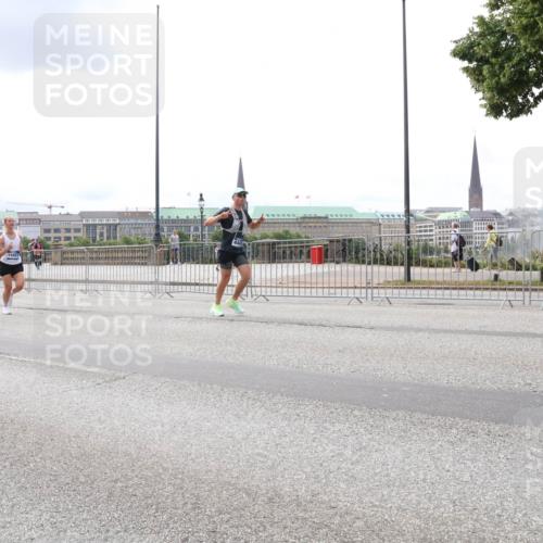 29.06.2025 - hella hamburg halbmarathon Lena Gebhardt http://msf.ph/oto/8480203 29.06.2025 10:33:35 Lombardsbrücke 6999, 15044, 14451, 1189, 1275, 1764, 1896, 1995, 2038, 2054, 2085, 2342, 2776, 2838, 3170, 3264, 3341, 3560, 3812, 4164, 4361, 4433, 4445, 4449, 4696, 4942, 5075, 5096, 5141, 5180, 5557, 5566, 5569, 5581, 5821, 5822, 5887, 5917, 6109, 6515, 6516, 6773, 6854, 6956, 6999, 7027, 7565, 7653, 7705, 8021, 8157, 8202, 8282, 8375, 8377, 8383, 8401, 8595, 8891, 9234, 9258, 9289, 9438, 9591, 9592, 9750, 9780, 9799, 9995, 10007, 10561, 11229, 11713, 11811, 11826, 12039 meine-sportfotos.de