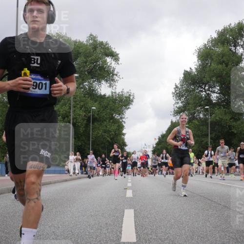 29.06.2025 - hella hamburg halbmarathon Luisa Fischer http://msf.ph/oto/8480410 29.06.2025 10:49:38 Kennedybrücke 150, 901, 2004, 91, 316, 1023, 6124, 1695, 1983, 2398, 2917, 3160, 3164, 5044, 6124, 6161, 8477, 9243, 10230, 10367 meine-sportfotos.de