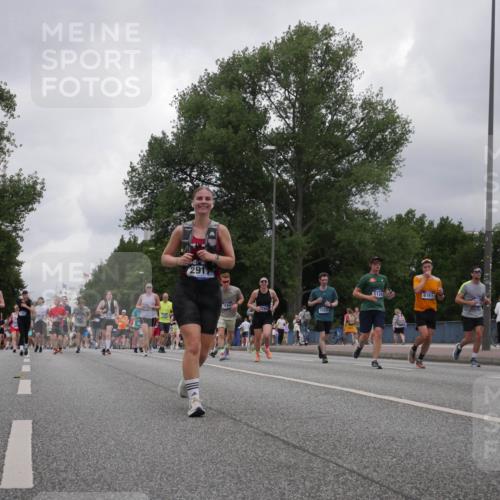 29.06.2025 - hella hamburg halbmarathon Luisa Fischer http://msf.ph/oto/8480440 29.06.2025 10:49:39 Kennedybrücke 1477, 291, 3164, 160, 10230, 5124, 6161, 1695, 1983, 2398, 2917, 3160, 3164, 4202, 4296, 6124, 6161, 8477, 9243, 10230, 10367 meine-sportfotos.de