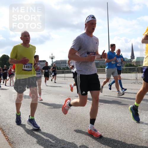 29.06.2025 - hella hamburg halbmarathon Lena Gebhardt http://msf.ph/oto/8480485 29.06.2025 09:56:10 Lombardsbrücke 17842, 1471, 14928, 8989, 13159, 1059, 13812, 250, 1061, 1143, 1216, 1257, 1267, 1452, 1461, 1499, 1502, 1507, 1592, 1630, 1689, 2083, 2250, 2260, 2504, 2818, 2864, 2884, 2953, 3060, 3256, 3543, 3654, 3692, 3945, 4033, 4077, 4127, 4324, 4345, 4346, 4557, 4601, 5116, 5482, 5600, 5607, 5978, 6115, 6134, 6168, 6481, 6511, 6512, 6994, 7056, 7100, 7178, 7224, 7269, 7332, 7583, 7943, 8335, 8514, 8968, 8989, 8996, 9246, 9537, 10596 meine-sportfotos.de