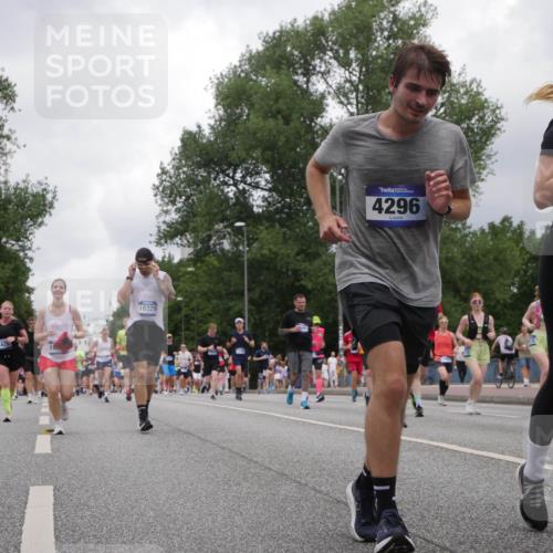 29.06.2025 - hella hamburg halbmarathon Luisa Fischer http://msf.ph/oto/8480811 29.06.2025 10:49:50 Kennedybrücke 445, 142, 10329, 4296, 11253, 1033, 1429, 1867, 1868, 1924, 2423, 2773, 2813, 3410, 4202, 4296, 4306, 4317, 4572, 5769, 5770, 8486, 9120, 9121, 9243, 9445, 10030, 10327, 10329 meine-sportfotos.de