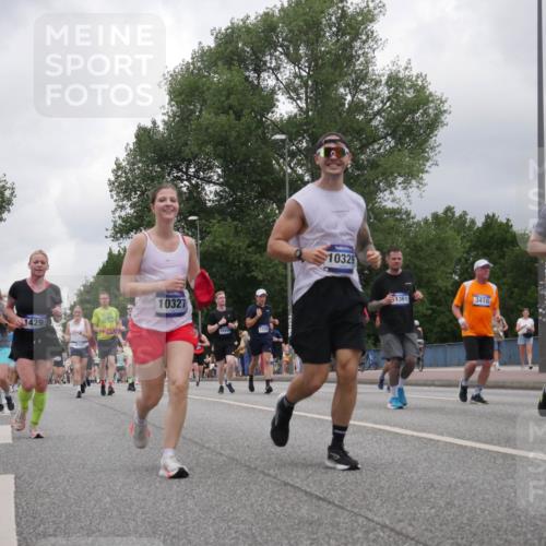 29.06.2025 - hella hamburg halbmarathon Luisa Fischer http://msf.ph/oto/8480878 29.06.2025 10:49:52 Kennedybrücke 6068, 1429, 9121, 10327, 18950, 10329, 1361, 3410, 4317, 1033, 1429, 1867, 1868, 1924, 2423, 2773, 2813, 3410, 4202, 4296, 4306, 4317, 4572, 5769, 5770, 6392, 8486, 9120, 9121, 9445, 10030, 10327, 10329 meine-sportfotos.de