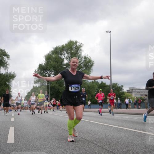 29.06.2025 - hella hamburg halbmarathon Luisa Fischer http://msf.ph/oto/8480925 29.06.2025 10:49:55 Kennedybrücke 14891, 6068, 9121, 1429, 3195, 3410, 1033, 1429, 1924, 2423, 2773, 2813, 3410, 4306, 4317, 5635, 5769, 5770, 6392, 8010, 8486, 9120, 9121, 9337, 9426, 9445, 10329 meine-sportfotos.de