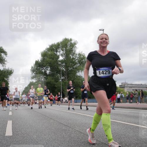 29.06.2025 - hella hamburg halbmarathon Luisa Fischer http://msf.ph/oto/8480946 29.06.2025 10:49:55 Kennedybrücke 891, 6068, 14337, 18214, 9121, 18950, 1319, 1429, 1033, 1429, 1924, 2423, 2773, 2813, 3410, 4306, 4317, 5635, 5769, 5770, 6392, 8010, 8486, 9120, 9121, 9337, 9426, 9445, 10329 meine-sportfotos.de
