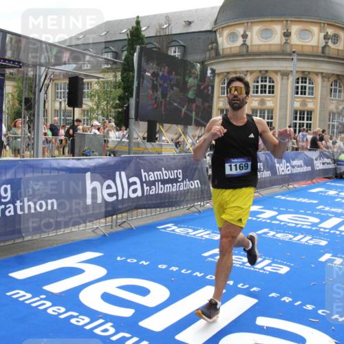 29.06.2025 - hella hamburg halbmarathon Michael Strokosch http://msf.ph/oto/8481922 29.06.2025 10:41:59 Ziel 1169, 5690, 7092, 7363, 8694, 15521, 16507, 17926 meine-sportfotos.de