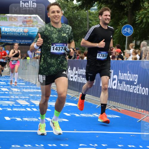 29.06.2025 - hella hamburg halbmarathon Strokosch-Dieckow http://msf.ph/oto/8482118 29.06.2025 10:45:46 Ziel 3477, 4345, 4854, 5047, 6071, 6290, 6711, 7385, 10792, 11821, 13975, 14374, 14911, 16617, 16624, 17332, 17835, 18185 meine-sportfotos.de