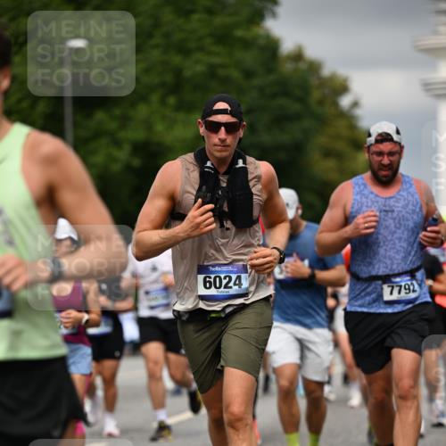 29.06.2025 - hella hamburg halbmarathon Dr. Thomas Lammeyer http://msf.ph/oto/8482241 29.06.2025 10:20:35 Kennedybrücke 1244, 1599, 1602, 2165, 2347, 2803, 2912, 3023, 3030, 3134, 3156, 3176, 3484, 3648, 3687, 4478, 4637, 5036, 6024, 6742, 6935, 7158, 7358, 7753, 7792, 7924, 7928, 8263, 8295, 8317, 8597, 8619, 8645, 8707, 8847, 8857, 9091, 9332, 9492, 9628, 9664, 9676, 9802, 9810, 9891, 10076, 10107, 10139, 10141, 10183, 10575, 11236, 11344, 11345, 11428 meine-sportfotos.de