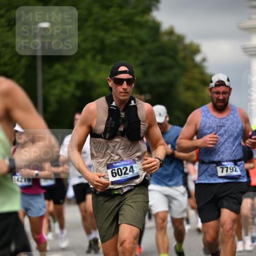 29.06.2025 - hella hamburg halbmarathon Dr. Thomas Lammeyer http://msf.ph/oto/8482251 29.06.2025 10:20:35 Kennedybrücke 1244, 1599, 1602, 2165, 2347, 2803, 2912, 3023, 3030, 3134, 3156, 3176, 3484, 3648, 3687, 4478, 4637, 5036, 6024, 6742, 6935, 7158, 7358, 7753, 7792, 7924, 7928, 8263, 8295, 8317, 8597, 8619, 8645, 8707, 8847, 8857, 9091, 9332, 9492, 9628, 9664, 9676, 9802, 9810, 9891, 10076, 10107, 10139, 10141, 10183, 10575, 11236, 11344, 11345, 11428 meine-sportfotos.de