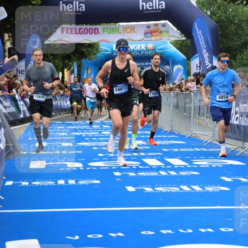 29.06.2025 - hella hamburg halbmarathon Strokosch-Dieckow http://msf.ph/oto/8482274 29.06.2025 10:45:44 Ziel 3477, 4345, 4854, 5047, 6071, 6290, 6711, 7385, 13975, 14374, 14764, 16617, 16624, 17332, 17674, 17835, 18862 meine-sportfotos.de