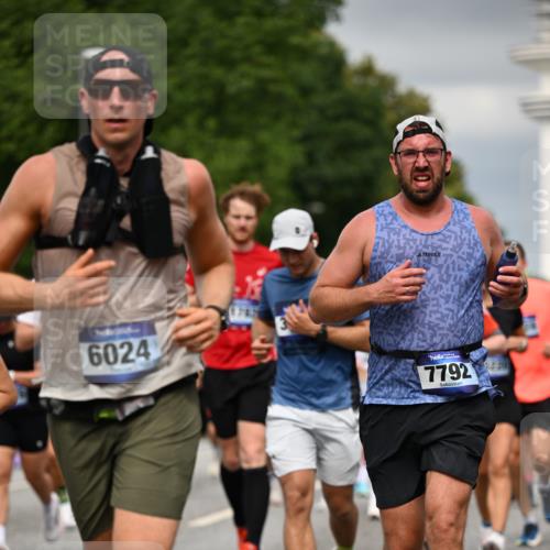 29.06.2025 - hella hamburg halbmarathon Dr. Thomas Lammeyer http://msf.ph/oto/8482289 29.06.2025 10:20:36 Kennedybrücke 1244, 1599, 1602, 2165, 2347, 2803, 2912, 3023, 3030, 3088, 3134, 3156, 3176, 3484, 3648, 3687, 4478, 4637, 5036, 6024, 6742, 6935, 7158, 7358, 7753, 7792, 7924, 7928, 8263, 8295, 8317, 8597, 8619, 8645, 8707, 8847, 8857, 9091, 9332, 9492, 9628, 9664, 9676, 9802, 9810, 9891, 10076, 10107, 10139, 10141, 10183, 10575, 11236, 11344, 11345, 11428 meine-sportfotos.de