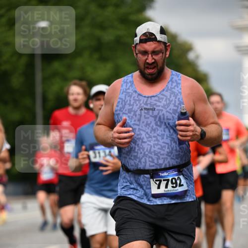 29.06.2025 - hella hamburg halbmarathon Dr. Thomas Lammeyer http://msf.ph/oto/8482384 29.06.2025 10:20:37 Kennedybrücke 1244, 1599, 1602, 1825, 2165, 2347, 2803, 2912, 3023, 3030, 3088, 3134, 3156, 3176, 3484, 3648, 3687, 4478, 4637, 5036, 6024, 6742, 6935, 7158, 7358, 7753, 7792, 7924, 7928, 8263, 8295, 8317, 8597, 8619, 8645, 8707, 8847, 8857, 9091, 9332, 9492, 9628, 9664, 9676, 9810, 9891, 10076, 10139, 10141, 10575, 11236, 11344, 11345, 11410, 11428 meine-sportfotos.de
