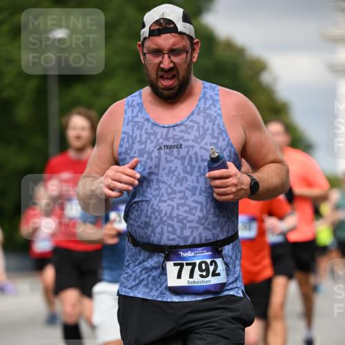 29.06.2025 - hella hamburg halbmarathon Dr. Thomas Lammeyer http://msf.ph/oto/8482398 29.06.2025 10:20:37 Kennedybrücke 1244, 1599, 1602, 1825, 2165, 2347, 2803, 2912, 3023, 3030, 3088, 3134, 3156, 3176, 3484, 3648, 3687, 4478, 4637, 5036, 6024, 6742, 6935, 7158, 7358, 7753, 7792, 7924, 7928, 8263, 8295, 8317, 8597, 8619, 8645, 8707, 8847, 8857, 9091, 9332, 9492, 9628, 9664, 9676, 9810, 9891, 10076, 10139, 10141, 10575, 11236, 11344, 11345, 11410, 11428 meine-sportfotos.de