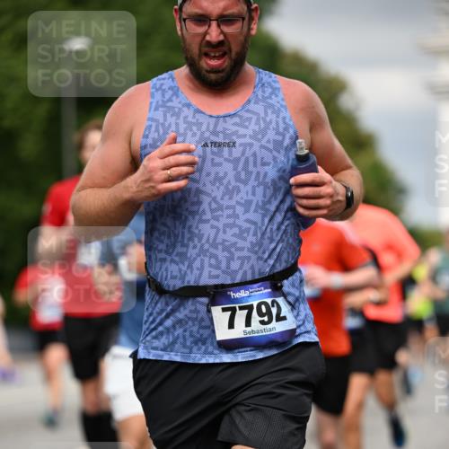 29.06.2025 - hella hamburg halbmarathon Dr. Thomas Lammeyer http://msf.ph/oto/8482416 29.06.2025 10:20:38 Kennedybrücke 1244, 1599, 1602, 1825, 2165, 2347, 2803, 2912, 3023, 3030, 3088, 3134, 3156, 3176, 3484, 3648, 3687, 4478, 4637, 5036, 6024, 6742, 6935, 7158, 7358, 7753, 7792, 7924, 7928, 8263, 8295, 8317, 8597, 8619, 8645, 8707, 8847, 8857, 9091, 9332, 9492, 9628, 9664, 9676, 9810, 9891, 10076, 10575, 11236, 11335, 11344, 11345, 11410, 11428 meine-sportfotos.de
