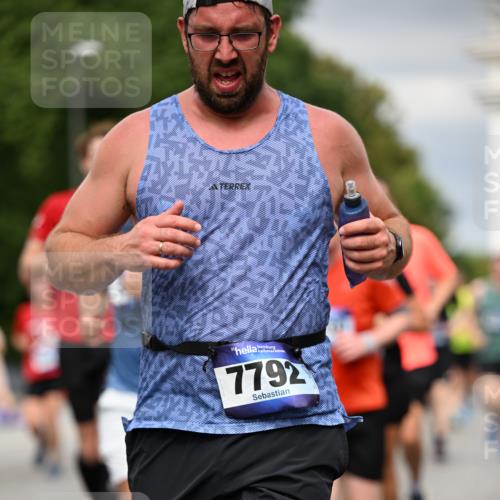 29.06.2025 - hella hamburg halbmarathon Dr. Thomas Lammeyer http://msf.ph/oto/8482426 29.06.2025 10:20:38 Kennedybrücke 1244, 1599, 1602, 1825, 2165, 2347, 2803, 2912, 3023, 3030, 3088, 3134, 3156, 3176, 3484, 3648, 3687, 4478, 4637, 5036, 6024, 6742, 6935, 7158, 7358, 7753, 7792, 7924, 7928, 8263, 8295, 8317, 8597, 8619, 8645, 8707, 8847, 8857, 9091, 9332, 9492, 9628, 9664, 9676, 9810, 9891, 10076, 10575, 11236, 11335, 11344, 11345, 11410, 11428 meine-sportfotos.de