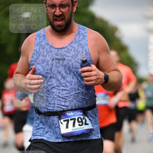 29.06.2025 - hella hamburg halbmarathon Dr. Thomas Lammeyer http://msf.ph/oto/8482433 29.06.2025 10:20:38 Kennedybrücke 1244, 1599, 1602, 1825, 2165, 2347, 2803, 2912, 3023, 3030, 3088, 3134, 3156, 3176, 3484, 3648, 3687, 4478, 4637, 5036, 6024, 6742, 6935, 7158, 7358, 7753, 7792, 7924, 7928, 8263, 8295, 8317, 8597, 8619, 8645, 8707, 8847, 8857, 9091, 9332, 9492, 9628, 9664, 9676, 9810, 9891, 10076, 10575, 11236, 11335, 11344, 11345, 11410, 11428 meine-sportfotos.de