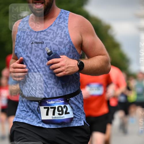 29.06.2025 - hella hamburg halbmarathon Dr. Thomas Lammeyer http://msf.ph/oto/8482441 29.06.2025 10:20:38 Kennedybrücke 1244, 1599, 1602, 1825, 2165, 2347, 2803, 2912, 3023, 3030, 3088, 3134, 3156, 3176, 3484, 3648, 3687, 4478, 4637, 5036, 6024, 6742, 6935, 7158, 7358, 7753, 7792, 7924, 7928, 8263, 8295, 8317, 8597, 8619, 8645, 8707, 8847, 8857, 9091, 9332, 9492, 9628, 9664, 9676, 9810, 9891, 10076, 10575, 11236, 11335, 11344, 11345, 11410, 11428 meine-sportfotos.de