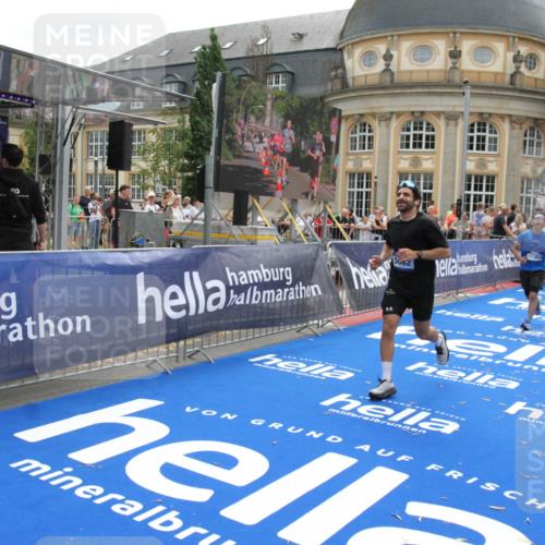 29.06.2025 - hella hamburg halbmarathon Michael Strokosch http://msf.ph/oto/8482447 29.06.2025 10:42:15 Ziel 1441, 1903, 5682, 7765, 7865, 9365, 12098, 13709, 14899, 16626, 16660, 16677, 17182, 17363, 18772, 18802 meine-sportfotos.de