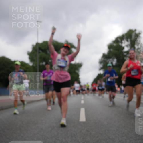 29.06.2025 - hella hamburg halbmarathon Luisa Fischer http://msf.ph/oto/8482470 29.06.2025 10:50:45 Kennedybrücke 1593, 2211, 2500, 2981, 4342, 5700, 9743, 9758 meine-sportfotos.de