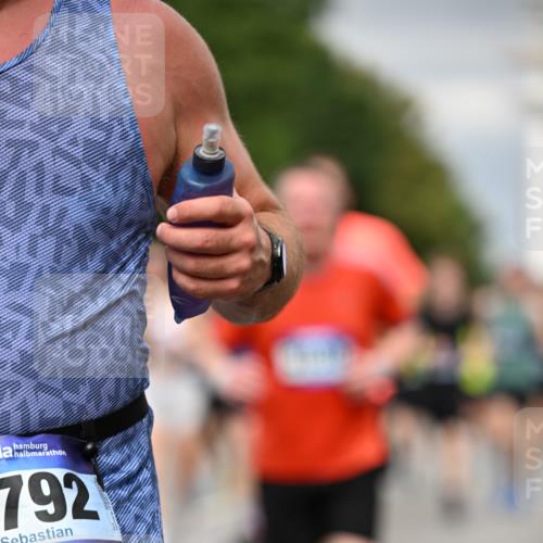 29.06.2025 - hella hamburg halbmarathon Dr. Thomas Lammeyer http://msf.ph/oto/8482484 29.06.2025 10:20:38 Kennedybrücke 1244, 1599, 1602, 1825, 2165, 2347, 2803, 2912, 3023, 3030, 3088, 3134, 3156, 3176, 3484, 3648, 3687, 4478, 4637, 5036, 6024, 6742, 6935, 7158, 7358, 7753, 7792, 7924, 7928, 8263, 8295, 8317, 8597, 8619, 8645, 8707, 8847, 8857, 9091, 9332, 9492, 9628, 9664, 9676, 9810, 9891, 10076, 10575, 11236, 11335, 11344, 11345, 11410, 11428 meine-sportfotos.de
