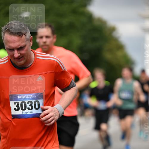29.06.2025 - hella hamburg halbmarathon Dr. Thomas Lammeyer http://msf.ph/oto/8482541 29.06.2025 10:20:40 Kennedybrücke 1244, 1599, 1602, 1825, 2165, 2347, 2803, 2912, 3023, 3030, 3088, 3134, 3156, 3176, 3484, 3648, 3687, 4478, 4637, 5036, 6024, 6742, 6935, 7158, 7358, 7753, 7792, 7924, 7928, 8263, 8295, 8317, 8597, 8619, 8645, 8707, 8847, 8857, 9091, 9208, 9332, 9492, 9628, 9664, 9676, 9810, 9891, 10076, 10391, 10575, 11236, 11335, 11344, 11345, 11410, 11428 meine-sportfotos.de