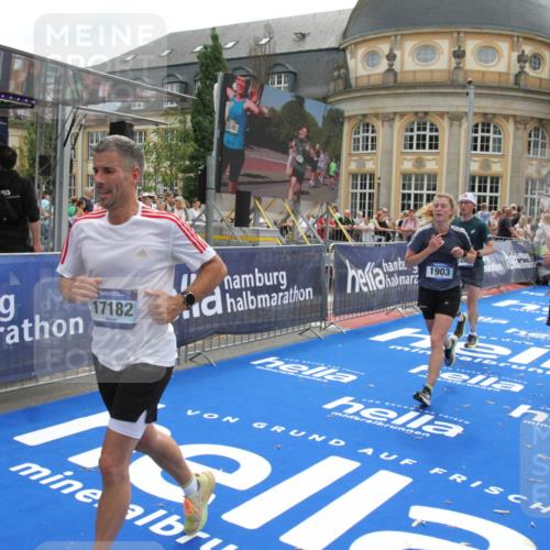 29.06.2025 - hella hamburg halbmarathon Michael Strokosch http://msf.ph/oto/8482623 29.06.2025 10:42:21 Ziel 1312, 1903, 2675, 6639, 6770, 7865, 9365, 13709, 13746, 13807, 14811, 14899, 15270, 15654, 16626, 16660, 17182, 18802 meine-sportfotos.de
